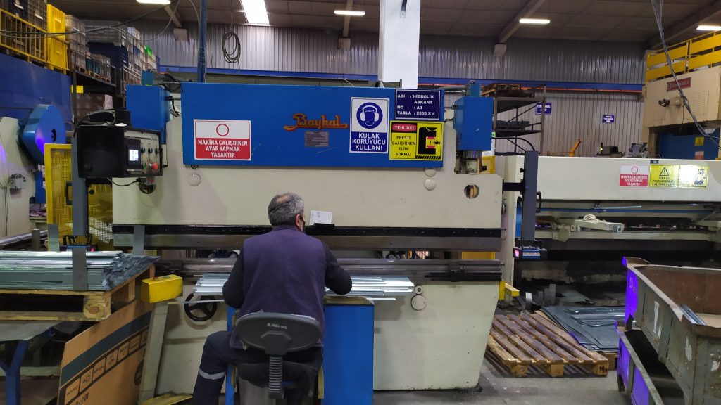 Baykal abkant prese Avrupa CE normlarına uygun EN12622 direktiflerini karşılayan katogori4 DSP lazer kit (5 nokta) montaj ve devreye alması yapılmıştır.